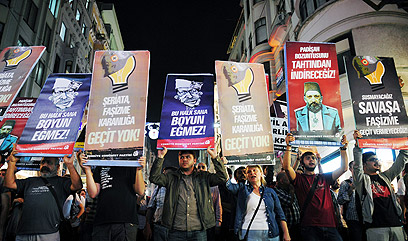 עם העם הסורי, נגד הממשלה הטורקית (צילום: AP) (צילום: AP)