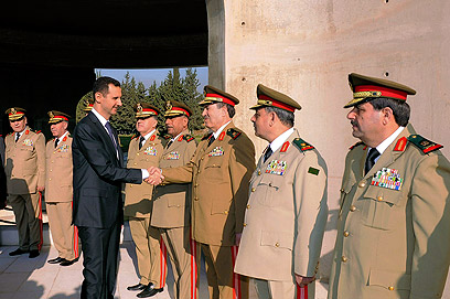 אסד ובכירי צבאו (צילום: AP) (צילום: AP)