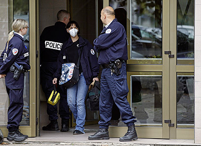 משטרת צרפת במצוד אחר פעילי הטרור (צילום: AFP) (צילום: AFP)