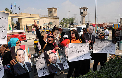 "השופטים אמרו את דברם". תומכי מובארק מחוץ לכלא טורה בקהיר (צילום: AP) (צילום: AP)