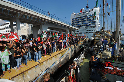 מנופפים לספינה לשלום בנמל נאפולי (צילום: AFP) (צילום: AFP)