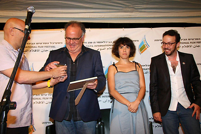 יונתן גורפינקל מקבל את פרס סרט הביכורים (צילום: גוסטבו הוכמן) (צילום: גוסטבו הוכמן)