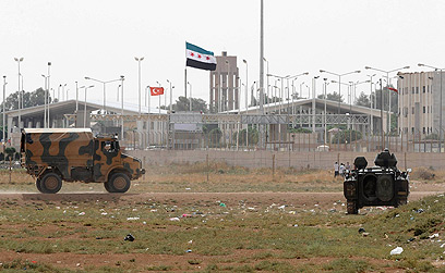 צבא טורקיה סמוך לגבול סוריה (צילום: AP) (צילום: AP)