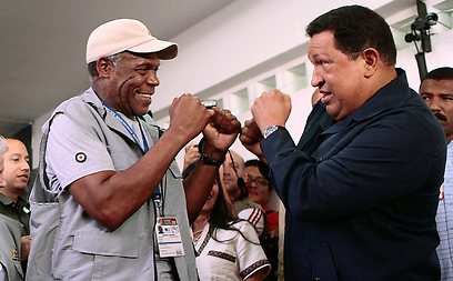 צ'אבס מתלוצץ עם השחקן דני גלובר, שפיקח על הבחירות (צילום: AFP) (צילום: AFP)