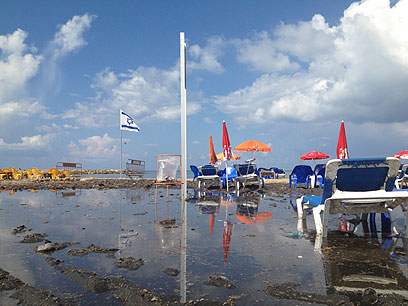 הצפה בחוף תל אביב במהלך החג (צילום: יניב שיק) (צילום: יניב שיק)