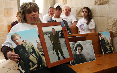 היה רוצה לעזור. אמו של יניב, לריסה, מחזיקה בתמונותיו (צילום: אבישג שאר-ישוב) (צילום: אבישג שאר-ישוב)