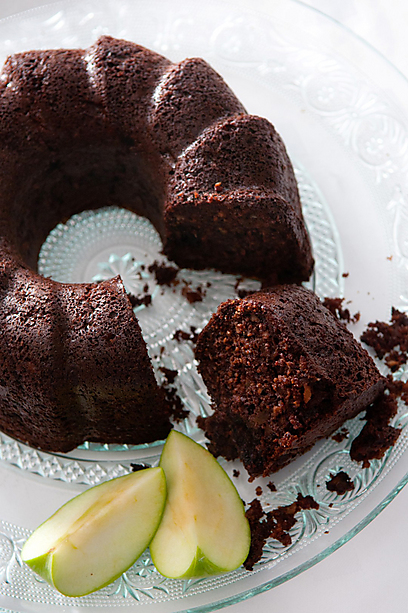 עוגת תפוחים בשוקולד מריר ואגוזי מלך  (צילום: ירון ברנר) (צילום: ירון ברנר)