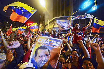 חוגגים את ניצחון צ'אבס בבחירות באוקטובר (צילום: AFP) (צילום: AFP)