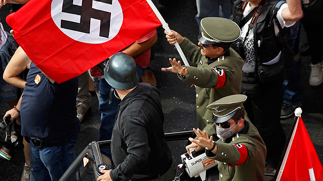 מפגינים בלבוש נאצי בהפגנה ביוון נגד התנהלות גרמניה (צילום: רויטרס) (צילום: רויטרס)