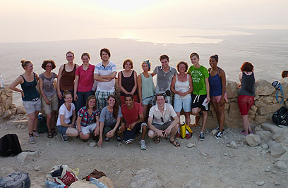 חברי המועדון שביקרו בארץ, לאחר שטיפסו למצדה (צילום: הנס ולרדינגרברוק) (צילום: הנס ולרדינגרברוק)