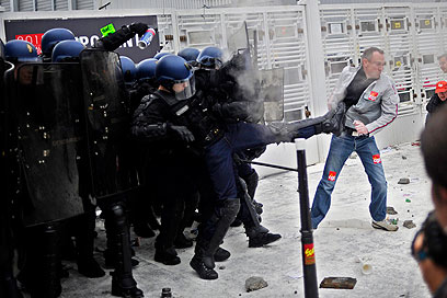 השוטרים ערוכים מול המפגינים בפריז           (צילום: EPA) (צילום: EPA)