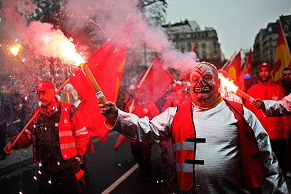 פועלי צרפת מפגינים        (צילום: EPA) (צילום: EPA)