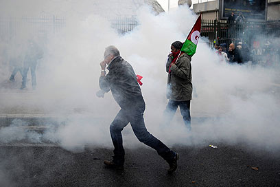 ניסיונות לפזר את המפגינים בצרפת        (צילום: EPA) (צילום: EPA)