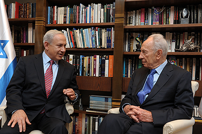 פרס ונתניהו, היום בירושלים. "שיעור בדמוקרטיה" (צילום: משה מילנר, לע"מ)