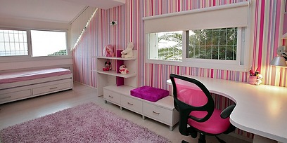 חדר השינה של אחת הבנות. הריהוט משלב צבע לבן עם נגיעות של ורוד פוקסיה (צילום: שחר אהרוני) (צילום: שחר אהרוני)