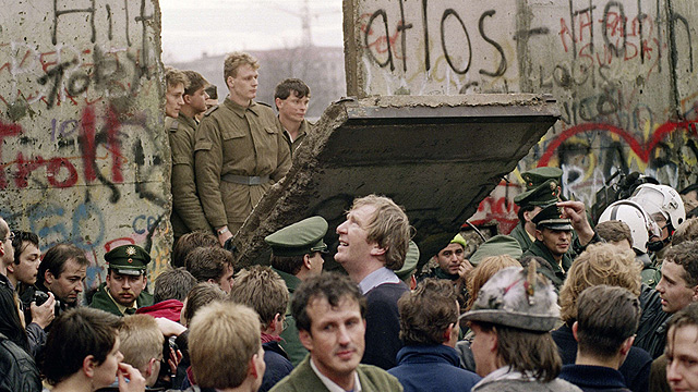 נפילת החומה ב-1989 (צילום: AFP) (צילום: AFP)
