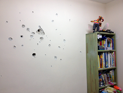 הגולש משה קנפו צילם רסיסים שפגעו בקיר בית בנתיבות (צילום: משה קנפו) (צילום: משה קנפו)