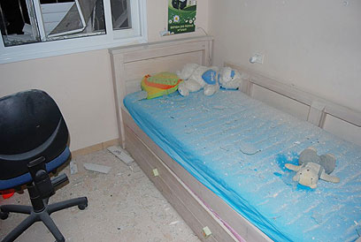שברים ורסיסים במיטה, אחרי הפיצוץ (צילום: זאב טרכטמן) (צילום: זאב טרכטמן)