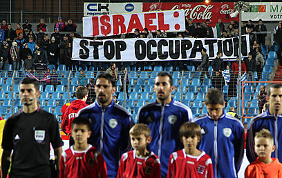 שלטים נגד ישראל ביציע  - "ישראל, די לכיבוש" (צילום: AP ) (צילום: AP )