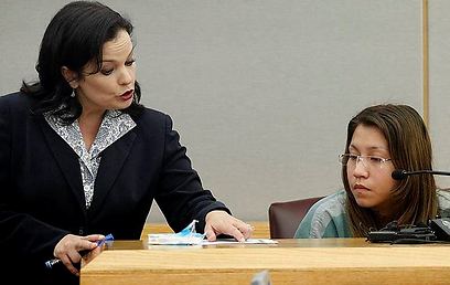 התובעת פרייס עם האם המתעללת בשלב הטיעונים לעונש (צילום: AP) (צילום: AP)
