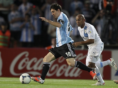 ארבאלו מאורוגוואי לא מצליח להשיג את מסי (צילום: AFP) (צילום: AFP)