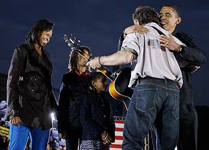 ספרינגסטין ומשפחת אובמה בקמפיין הקודם (צילום: AP) (צילום: AP)