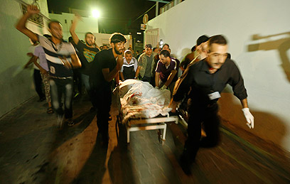 פינוי הנפגעים אחרי התקיפה בעזה (צילום: רויטרס) (צילום: רויטרס)