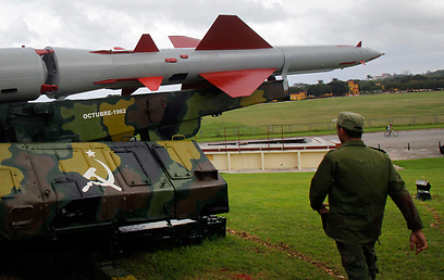 הרוסים הסכימו לפנות הטילים בתמורה לצעד אמריקני דומה בטורקיה. טיל רוסי בקובה (צילום: AP) (צילום: AP)