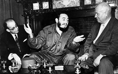חרושצ'וב (מימין) לא עדכן את קסטרו (באמצע) על הדיל עם האמריקנים (צילום: AP) (צילום: AP)