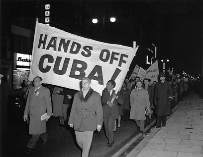"תורידו את הידיים מקובה". הפגנה נגד ארה"ב בלונדון לאחר פרוץ המשבר (צילום: Gettyimages) (צילום: Gettyimages)