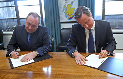 קמרון ועמיתו הסקוטי סלמונד בעת חתימת ההסכם על עריכת משאל העם (צילום: AP) (צילום: AP)