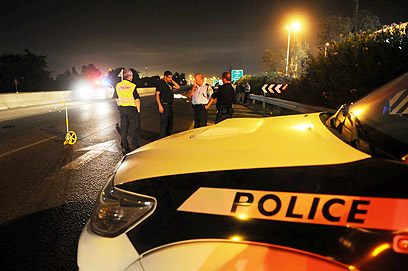 כוח משטרה בזירת התאונה ליד רמלה (צילום: ירון ברנר) (צילום: ירון ברנר)