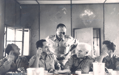 עם בן גוריון במהלך סיור ביחידות צה"ל, 1953 (צילום: ארכיון צהל ומשרד הביטחון) (צילום: ארכיון צהל ומשרד הביטחון)