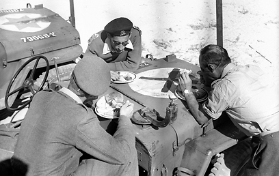 הפסקת אוכל במהלך סיור בקדש ברנע, 1956 (צילום: ארכיון צהל ומשרד הביטחון) (צילום: ארכיון צהל ומשרד הביטחון)
