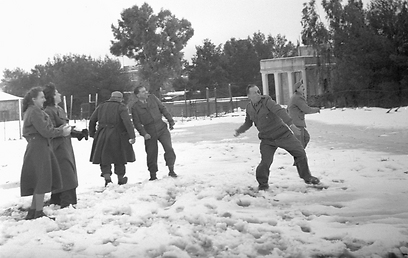 דיין זורק כדורי שלג בירושלים, 1949 (צילום: ארכיון צהל ומשרד הביטחון) (צילום: ארכיון צהל ומשרד הביטחון)