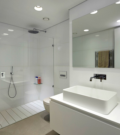 המקלחת של הבן: חלל לבן ונקי. ראש מקלחת גדול ומפנק וכיור מלבני רחב (צילום: שי אפשטיין) (צילום: שי אפשטיין)