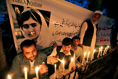עצרת למען יוסופזאי בפקיסטן. גינוי מוגבל מצד הממשלה (צילום: AP) (צילום: AP)