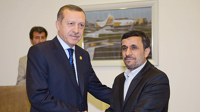 נשיא טורקיה והנשיא הקודם של איראן אחמדינג'אד (צילום: EPA) (צילום: EPA)