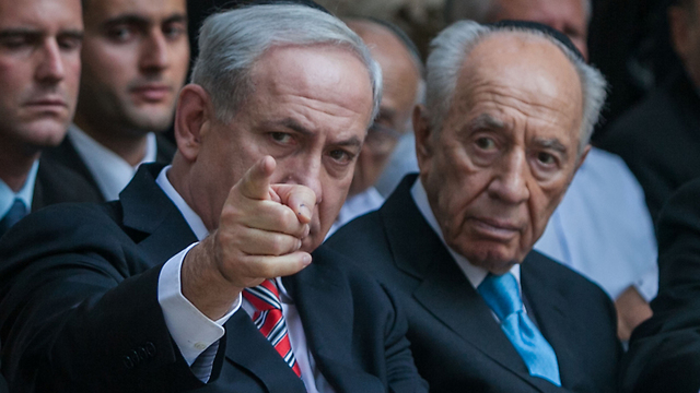 שניים מ-12 ראשי ממשלת ישראל. פרס לצד נתניהו (צילום: אוהד צויגנברג) (צילום: אוהד צויגנברג)