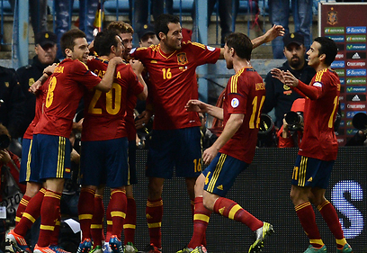 נבחרת ספרד חוגגת. בוטרגניו: "אני נהנה ממנה" (צילום: AFP) (צילום: AFP)