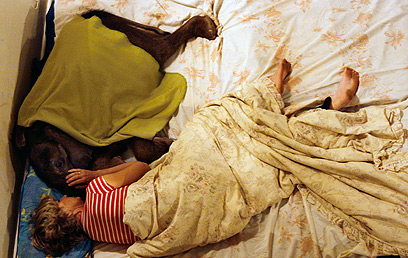 משה הפילפילון במיטה עם ווב (צילום: AP) (צילום: AP)