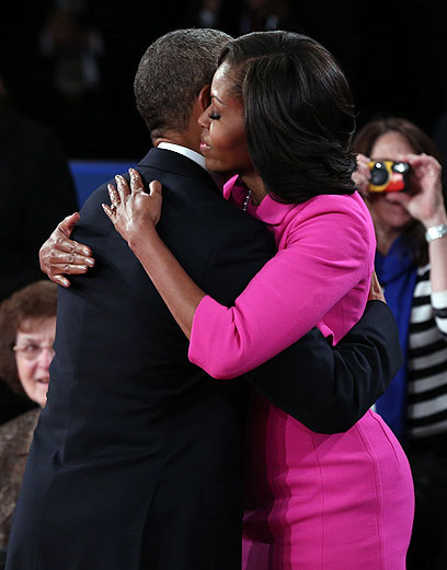 חיבוק נשיאותי. הזוג אובמה לאחר העימות בניו יורק (צילום: AFP) (צילום: AFP)