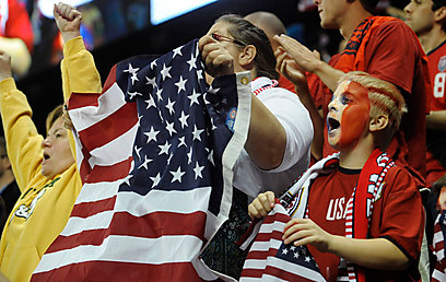 אוהדי הכדורגל של נבחרת ארה"ב. הביקוש גדול (צילום: רויטרס) (צילום: רויטרס)