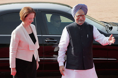 נפגשה עם פוליטיקאים מקומיים. גילארד עם ראש ממשלת הודו סינג' (צילום: רויטרס) (צילום: רויטרס)