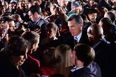 רומני נטמע בקהל (צילום: AFP) (צילום: AFP)