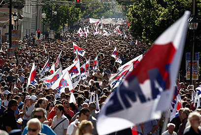 הצעדה באתונה. הידרדר לאלימות (צילום: AP) (צילום: AP)