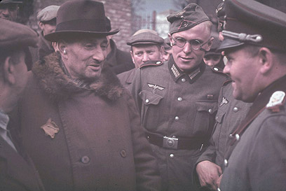 גבר יהודי מדבר עם קצין וחיילים מיחידת הארטילריה הגרמנית בגטו קוטנו, 1940 (צילום: Gettyimages) (צילום: Gettyimages)