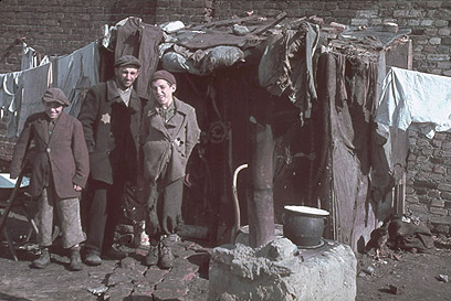 גבר וילדים ליד מחסה מאולתר בגטו קוטנו, 1940 (צילום: Gettyimages) (צילום: Gettyimages)