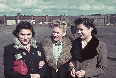 נשים בגטו קוטנו ב-1940. לא מן הנמנע שייגר ביקש את רשותן לצלם ושוחח איתן (צילום: Gettyimages) (צילום: Gettyimages)