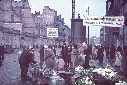 תמונת צבע של הצלם הנאצי הוגו ייגר מראשית ימיו של הגטו (צילום: Gettyimages) (צילום: Gettyimages)